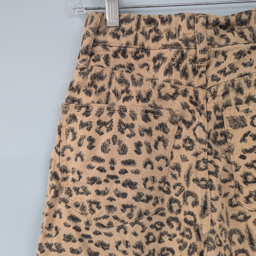 Free People 'We The Free' Animal Print Pleated Denim High Waisted Denim Shorts - Picture 9 of 9